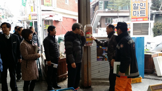 구로구가 전통시장 등 안전취약시설에 대한 겨울철 안전관리 특별점검에 나선다. 구로구는 "대구 서문시장 화재와 같은 사례가 발생하지 않도록 예방하기 위해 특별 점검 활동을 펼친다"고 밝혔다. 구로구 제공